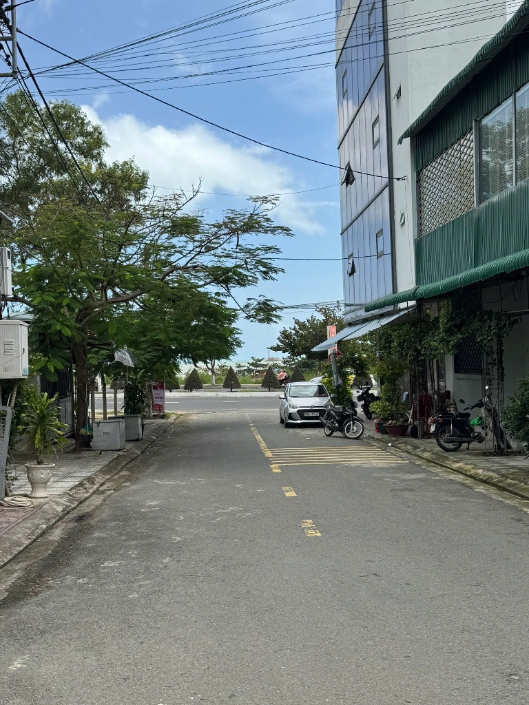 Bán lô đất cách biển 100m khu TĐC Hòn Đỏ vị trí đẹp trung tâm,sổ hồng sang tên ngay. Tiềm năng tăng giá cao rất phù hợp đầu tư để ở, xây căn hộ mini,homestay,kinh doanh hoặc tích sản