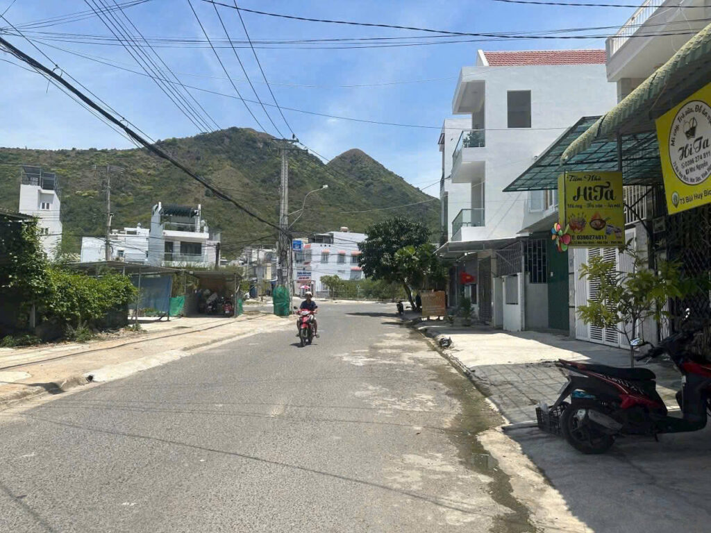 Bán nhà mặt tiền đường Bùi Huy Bích cách biển, bến du thuyền chỉ 500m